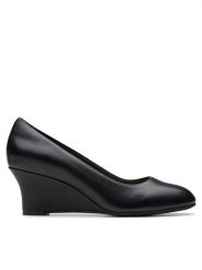 Clarks Półbuty Olivette Pearl 26180043 Czarny. Czarne półbuty wsuwane Clarks, bez wzorów, ze skóry, bez obcasa, na koturnie. Za 259.99 zł.