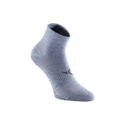 Skarpety antypoślizgowe Gym & Pilates. Niebieskie skarpetki DOMYOS, bez wzorów, z elastanu. Za 19.99 zł.