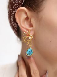 L'Atelier de Gaia Pozłacane kolczyki-wkrętki z turkusem i perłami rozmiar: onesize. Niebieskie kolczyki L'Atelier de Gaia, z perłą, pozłacane. Za 91.77 zł.