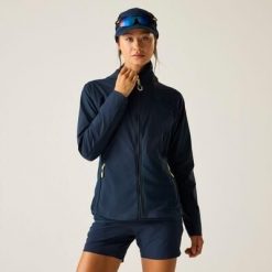 Damska kurtka softshell Nomadic Panelled Water-Repeat z kapturem. Niebieskie kurtki przejściowe sportowe Dare 2b, s, bez wzorów, z materiału, z kapturem, trekkingowe. Za 399.99 zł.