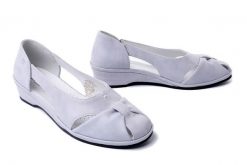 SUAVE 940116-91 ivory, sandały damskie. Szare sandały Suave, bez wzorów, bez obcasa, na koturnie, bez zapięcia. Za 379.90 zł.
