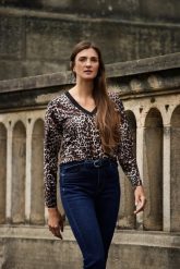 Bluza w panterkę brązowa. Brązowe bluzy MOODO, l, bez wzorów, z elastanu, bez ramiączek, bez kaptura. Za 59.99 zł.