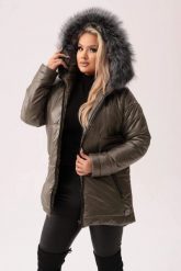 Ocieplona kurtka Mela z futerkiem w kolorze khaki PLUS SIZE XXL OVERSIZE. Brązowe kurtki Moda Size Plus Iwanek, na jesień, plus size, bez wzorów, z futra, eleganckie, bez kaptura. W wyprzedaży za 299.90 zł.