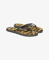 Superdry Klapki Vintage Vegan z Gumy – BLACK/GOLD. Czarne klapki Superdry, bez wzorów, vintage, bez obcasa, bez zapięcia. Za 122.20 zł.