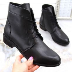Skórzane botki damskie klasyczne czarne Dolce Pietro 2261-001-01-5. Czarne botki Dolce Pietro, bez wzorów, ze skóry, klasyczne, bez obcasa, bez zapięcia. Za 205.00 zł.