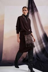 Kardigan z ozdobnym guzikiem brązowy. Brązowe swetry MOODO, xs, bez wzorów, z poliamidu, bez ramiączek. Za 139.99 zł.