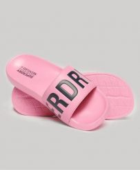 Superdry Code Core Pool Sliders – wkładane klapki z wyściełaną paską. Czerwone klapki Superdry, bez wzorów, z poliesteru, bez obcasa, bez zapięcia. Za 139.50 zł.
