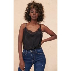 Top Damski Amasu BS Czarny. Czarne topy blue shadow, bez wzorów, z koronki, eleganckie, bez kołnierzyka, bez ramiączek. Za 129.90 zł.