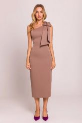 Elegancka sukienka ołówkowa na jedno ramię z kokardą mokka. Sukienki MOE, na imprezę, l, bez wzorów, z elastanu, eleganckie, z asymetrycznym kołnierzem, bez ramiączek, midi, asymetryczne. Za 389.00 zł.