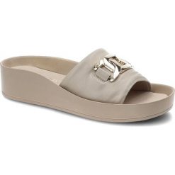 Beżowe Klapki Karino Eleganckie Skórzane Buty Damskie. Brązowe klapki Karino, bez wzorów, eleganckie, bez obcasa, na platformie, bez zapięcia. Za 289.00 zł.