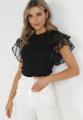 Czarna Bluzka z Prążkowanej Dzianiny z Koronkowym Dekoltem Javeyah. Czarne bluzki Born2be, s, z aplikacjami, z dzianiny, eleganckie, bez kołnierzyka, bez ramiączek. W wyprzedaży za 111.99 zł.