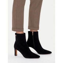Botki Nine West. Czarne botki Nine West, bez wzorów, bez obcasa, na słupku, bez zapięcia. Za 329.99 zł.