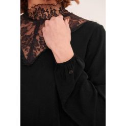 Bluzka Damska Elizabeth BS Czarny. Czarne bluzki blue shadow, bez wzorów, z dresówki, eleganckie, bez kołnierzyka, bez ramiączek. W wyprzedaży za 47.97 zł.