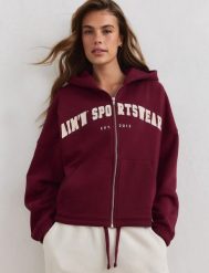 Damska bluza zapinana na zamek z kapturem Varsity bordowa. Czerwone bluzy AIM'N, l, bez wzorów, z bawełny, z kapturem, na fitness i siłownię. Za 388.00 zł.