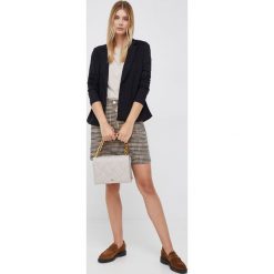 Dkny torebka skórzana kolor szary. Szare listonoszki DKNY, bez wzorów, pikowane, bez dodatków. W wyprzedaży za 1,079.90 zł.