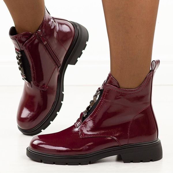 Bordowe lakierowane botki damskie Jezzi 2501-8. Czerwone botki Jezzi, bez wzorów, z gumy, eleganckie, z okrągłym noskiem, bez obcasa, bez zapięcia. Za 239.00 zł.