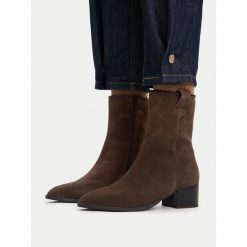 Botki Lasocki. Brązowe botki Lasocki, bez wzorów, bez obcasa, na słupku, bez zapięcia. Za 279.99 zł.