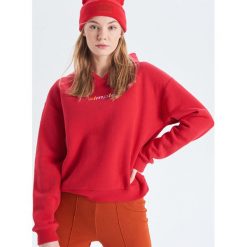 Bluza z napisem - Czerwony. Bluzy marki Cropp. Za 79.99 zł.