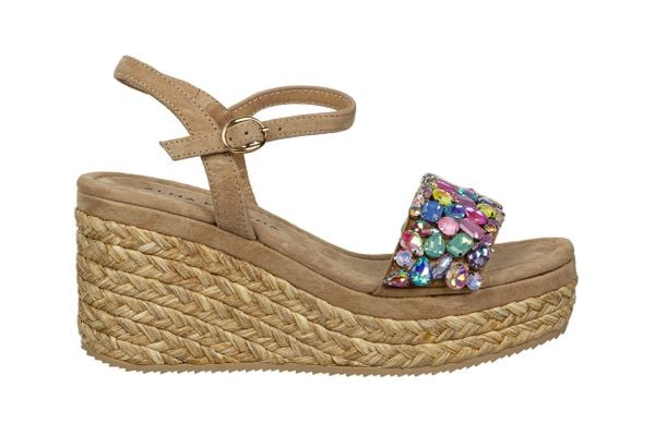 Sandały Alma En Pena V251352 Suede Sand 207001, Wielokolorowy, Skóra naturalna - 36. Brązowe sandały Alma En Pena, z aplikacjami, z gumy, eleganckie, bez obcasa, na koturnie, bez zapięcia. W wyprzedaży za 359.10 zł.