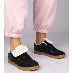 Czarne sneakersy trampki damskie sportowe. Czarne trampki bez wzorów, z syntetyku, eleganckie, przed kostkę, bez zapięcia. Za 84.03 zł.