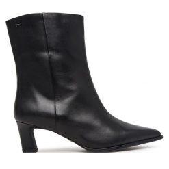 Botki Tamaris. Czarne botki Tamaris, bez wzorów, bez obcasa, na słupku, bez zapięcia. Za 499.99 zł.
