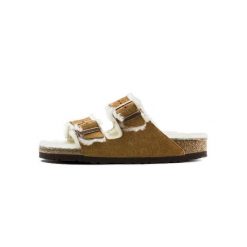Klapki damskie Birkenstock Arizona Sheepskin. Brązowe klapki Birkenstock, bez wzorów, z materiału, bez obcasa, bez zapięcia. W wyprzedaży za 509.70 zł.