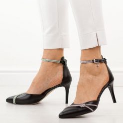 Czarne lico skórzane Polskie szpilki damskie Prestige 2258. Czarne szpilki Prestige, bez wzorów, ze skóry, eleganckie, bez obcasa, na szpilce, bez zapięcia. Za 419.00 zł.