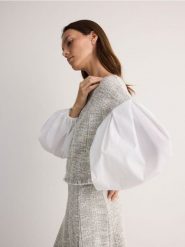 Bluzka z kontrastowymi rękawami - wielobarwny. Bluzki Reserved, l, bez wzorów, z materiału, bez kołnierzyka, bez ramiączek. W wyprzedaży za 39.99 zł.