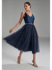 SWING Sukienka w kolorze granatowym rozmiar: 38. Niebieskie sukienki Swing, bez wzorów, z tiulu, bez kołnierzyka, bez ramiączek, midi. Za 289.88 zł.