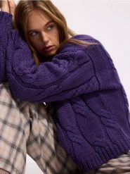 Sweter z wełną - ciemnofioletowy. Fioletowe swetry Reserved, l, bez wzorów, z dzianiny, bez ramiączek. Za 279.99 zł.