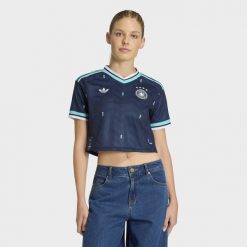 Koszulka wyjazdowa o skróconym fasonie Niemcy 26. Niebieskie t-shirty sportowe adidas, xs, bez wzorów, z dzianiny, bez ramiączek, do piłki nożnej, climacool (adidas). Za 369.00 zł.