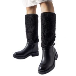 Czarne kozaki zdobione futerkiem Plains. Czarne kozaki na zimę, z aplikacjami, eleganckie, z okrągłym noskiem, bez obcasa, na obcasie, bez zapięcia. Za 82.86 zł.