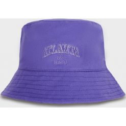 Fioletowy kapelusz bucket hat z haftem - Niebieski. Niebieskie kapelusze Cropp, bez wzorów, z bawełny. W wyprzedaży za 15.99 zł.
