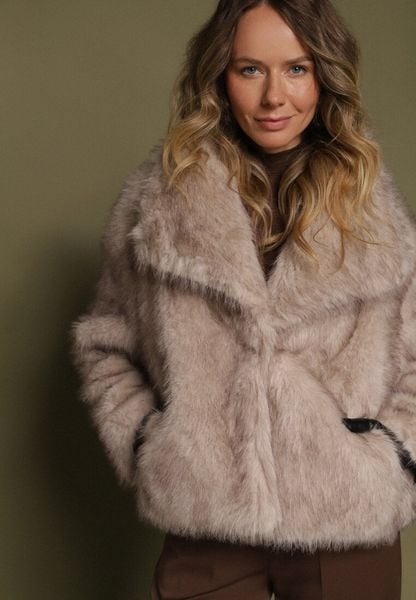 Ciemnobeżowa Kurtka Futerko z Ozdobnym Kołnierzem Devrenna. Brązowe kurtki Born2be, na zimę, m, bez wzorów, z futra, eleganckie, bez kaptura. Za 239.99 zł.