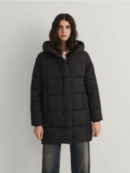 Pikowany płaszcz - czarny. Czarne płaszcze Reserved, l, bez wzorów, z tkaniny, bez kaptura. W wyprzedaży za 79.99 zł.