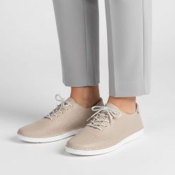 Półbuty damskie S.Barski, cholewka ze skóry naturalnej gładkiej z drobną perforacją klasyczne sznurowanie minimalistyczny fason zaokrąglony nosek, be. Brązowe półbuty wsuwane S.BARSKI, bez wzorów, ze skóry, klasyczne, bez obcasa, na płaskiej podeszwie. Za 179.00 zł.