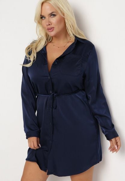 Granatowa Sukienka Mini Zapinana na Guziki z Cienkim Materiałowym Paskiem Venudda. Niebieskie sukienki Born2be, plus size, bez wzorów, z materiału, bez kołnierzyka, plus size, bez ramiączek, mini, koszulowe. Za 79.99 zł.