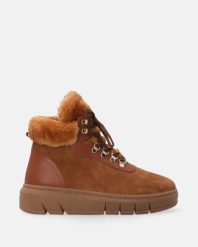 BRĄZOWE ZAMSZOWE BOTKI Z FUTERKIEM H014SUBROBB045. Brązowe botki Venezia, bez wzorów, ze skóry, bez obcasa, bez zapięcia. Za 339.00 zł.