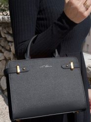 ATELIERS SAINT GERMAIN Skórzana torebka w kolorze czarnym - 25,5 x 19,5 x 10,5 cm rozmiar: onesize. Czarne torebki klasyczne ATELIERS SAINT GERMAIN, bez wzorów, z materiału, przez ramię, bez dodatków. Za 565.99 zł.