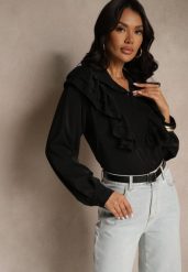 Czarna Koszula Ozdobiona Falbaną Kornella. Czarne koszule Renee, bez wzorów, z jeansu, eleganckie, bez kołnierzyka, bez ramiączek. W wyprzedaży za 63.99 zł.