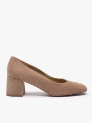 Jasnobrązowe czółenka ze skóry welurowej. Brązowe czółenka Ryłko, bez wzorów, z gumy, eleganckie, z okrągłym noskiem, bez obcasa, na obcasie, bez zapięcia. Za 379.99 zł.