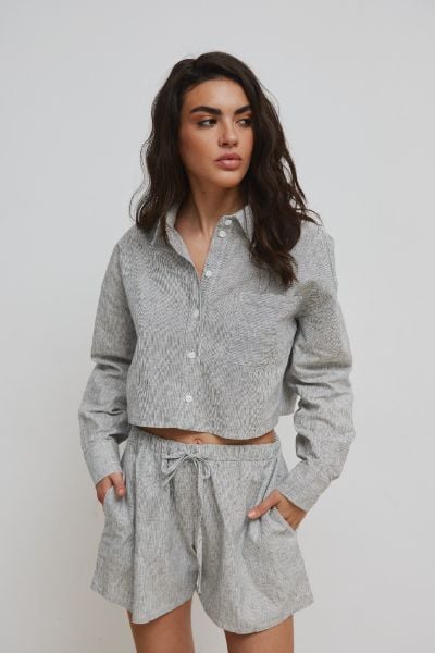 Krótka koszula z lnu i bawełny w paski CZARNO BIAŁE - PORTELA. Białe koszule Marsala, bez wzorów, z bawełny, eleganckie, bez kołnierzyka, bez ramiączek. Za 229.90 zł.