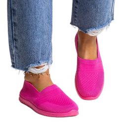 Ciemnoróżowe wsuwane tenisówki Shalha. Czerwone trampki w ażurowe wzory, z gumy, eleganckie, bez zapięcia. Za 85.50 zł.