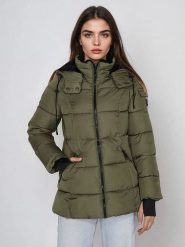 Steve Madden Kurtka zimowa w kolorze ciemnozielonym rozmiar: M. Zielone kurtki Steve Madden, na zimę, m, bez wzorów, z puchu, bez kaptura. Za 248.58 zł.