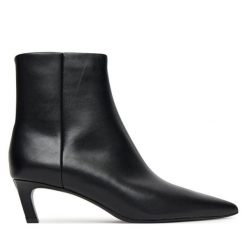 Botki Calvin Klein. Czarne botki Calvin Klein, bez wzorów, bez obcasa, na słupku, bez zapięcia. Za 679.99 zł.