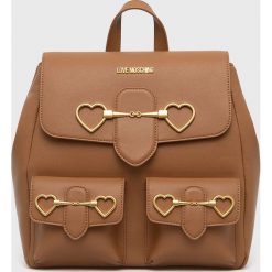 Love Moschino plecak damski kolor brązowy mały z aplikacją. Brązowe plecaki Love Moschino, z aplikacjami, do ręki, bez dodatków. Za 1,159.90 zł.