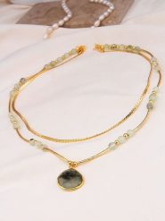 Pierres de Jade Pozłacany naszyjnik z elementami ozdobnymi - dł. 47 cm rozmiar: onesize. Zielone naszyjniki Pierres de Jade, z materiału, z prehnitem, pozłacane. Za 86.99 zł.