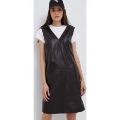 Calvin Klein sukienka skórzana kolor czarny mini prosta. Czarne sukienki Calvin Klein, na co dzień, bez wzorów, z materiału, bez kołnierzyka, bez ramiączek, mini. W wyprzedaży za 1,329.90 zł.