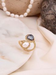 Pierres de Jade Pozłacany pierścionek z perłą i masą perłową rozmiar: onesize. Białe pierścionki Pierres de Jade, z perłą, pozłacane. Za 30.99 zł.