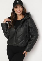 Czarna Kurtka Puffer z Szerokim Pikowaniem i Kieszonką na Rękawie Meritrias. Czarne kurtki Born2be, l, bez wzorów, z jeansu, eleganckie, bez kaptura. W wyprzedaży za 132.99 zł.